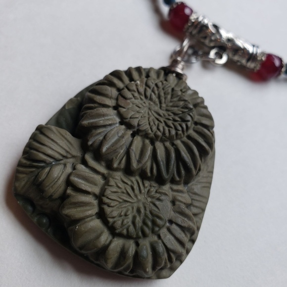 Carved jasper SUNFLOWER W/RUBY SAPPHIRE LEATHER - Picture 2 of 7